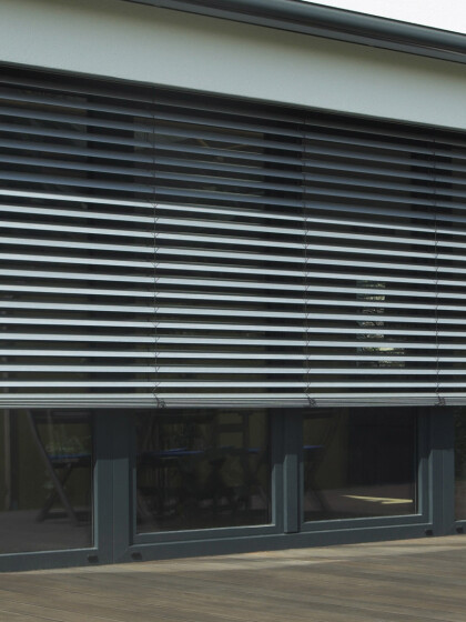 Modulo Inbouw buitenjaloezie met PURO.XR tot vijf meter breed.