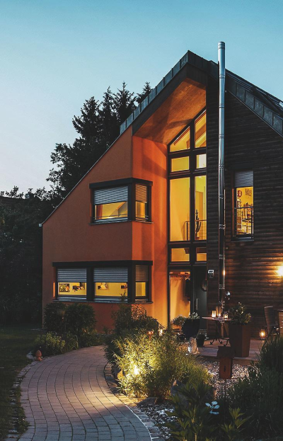 Woning met inbouwrolluiken in de avond