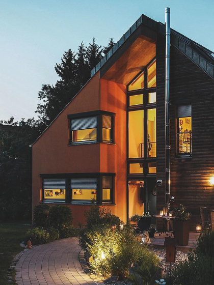 Woning met inbouwrolluiken in de avond