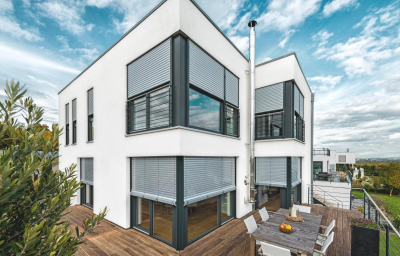 Witte villa met inbouwrolluiken