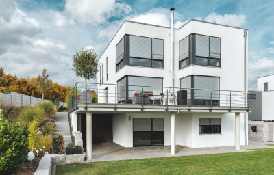 Inbouwrolluiken voor witte villa