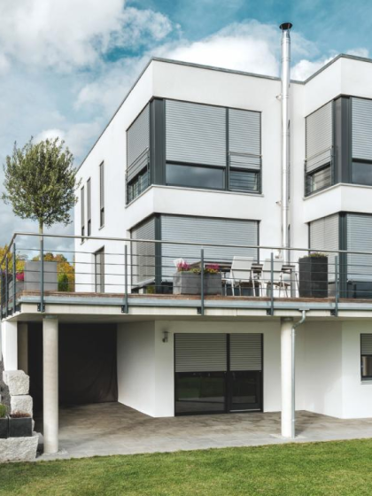 Inbouwrolluiken voor witte villa